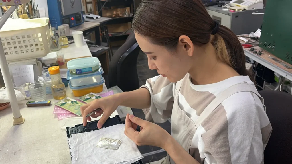 七宝の下絵を描く職人