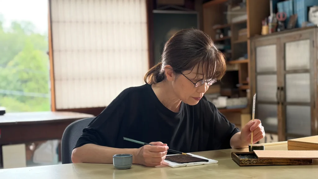 截金の作業をする職人
